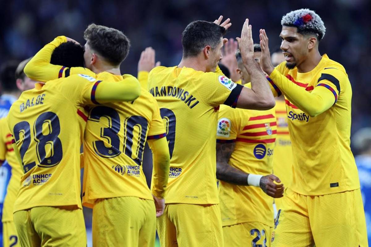 ¡Polémica! Ultras del Espanyol invaden el campo y corren a los jugadores del Barcelona tras quedar campeones de LaLiga