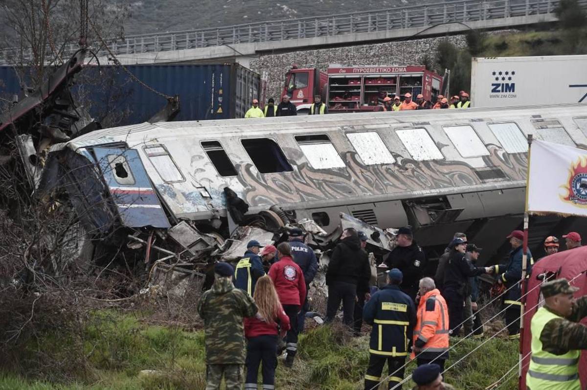 Las fotos del brutal choque de trenes en Grecia: el motivo del accidente y murieron 36 personas