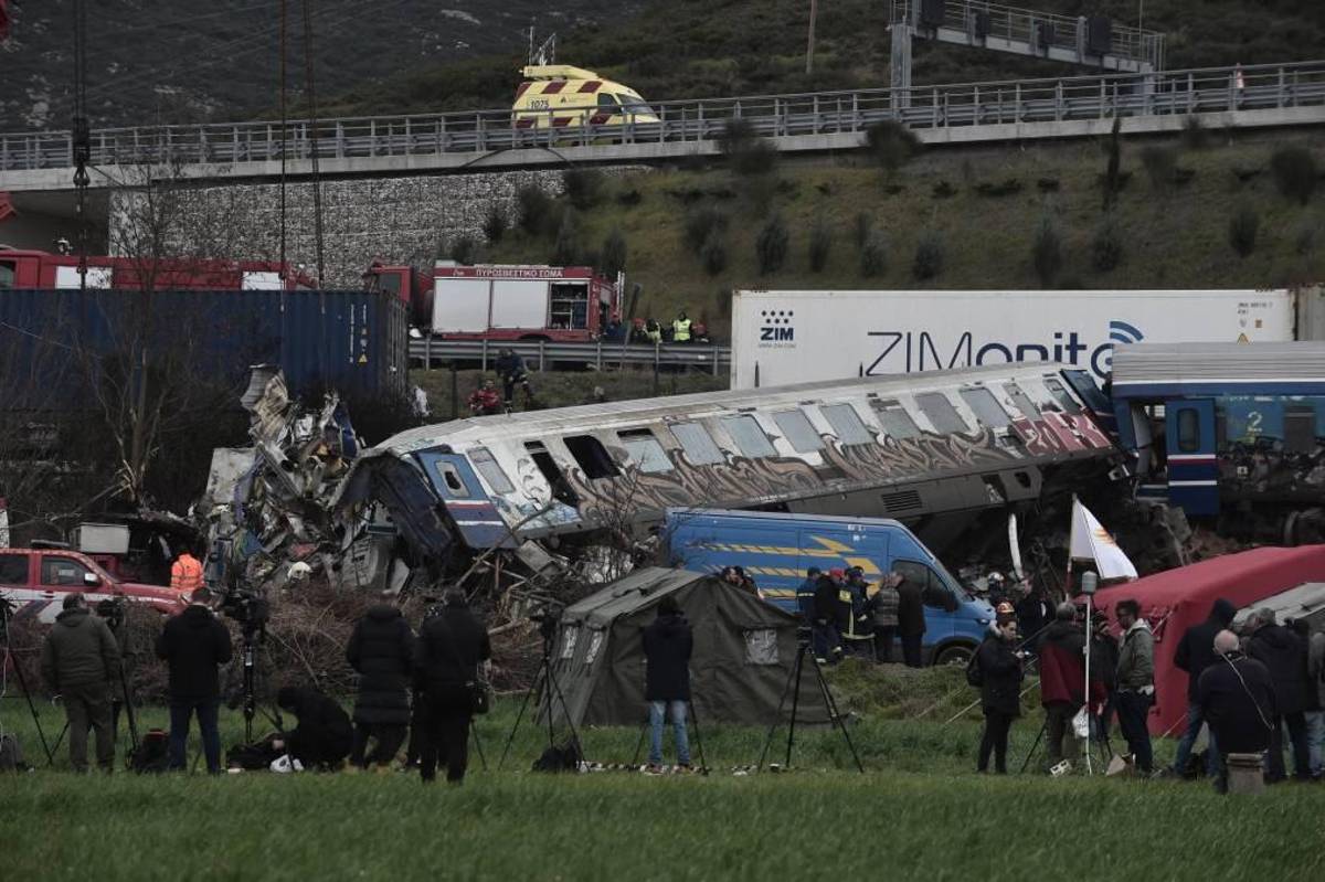 Las fotos del brutal choque de trenes en Grecia: el motivo del accidente y murieron 36 personas