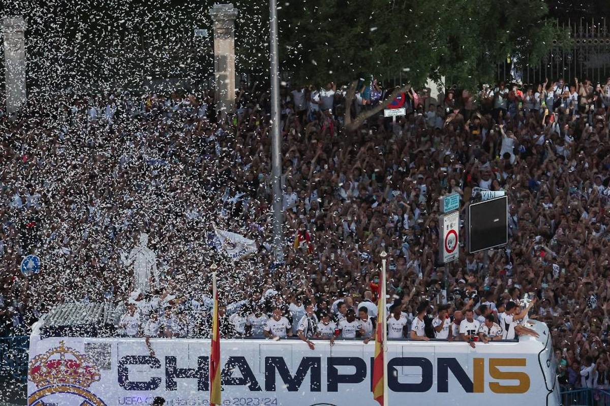 Real Madrid montó un fiestón en Cibeles: el puro de Ancelotti, Camavinga lidera los bailes y la despedida de Kroos