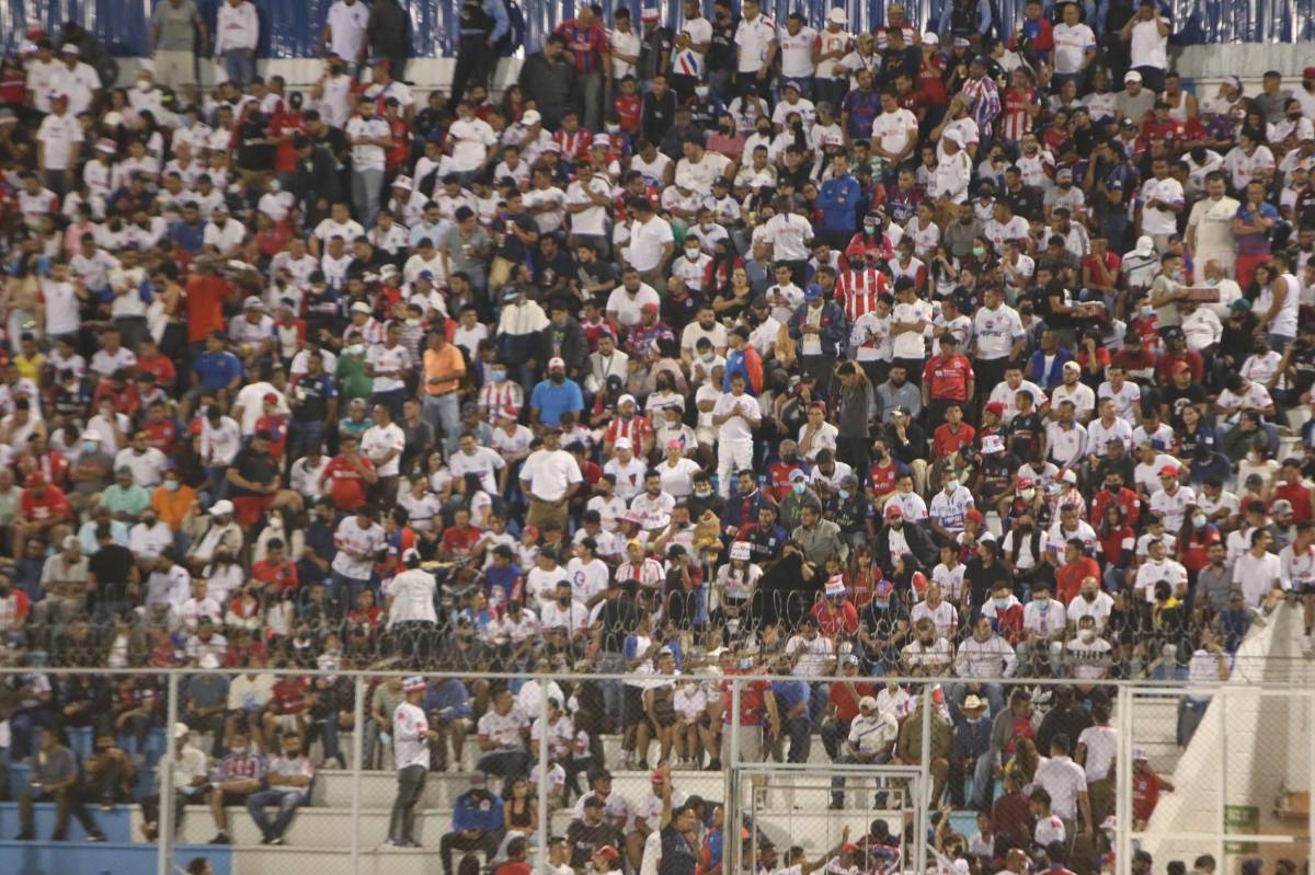 ¡Increíble llenazo! Aglomeración de aficionados a las afueras del estadio Nacional es una locura previo al Olimpia-Municipal