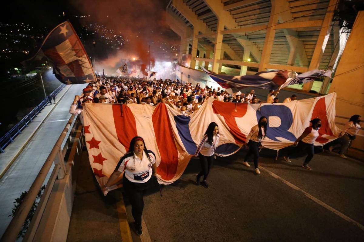 ¡Increíble llenazo! Aglomeración de aficionados a las afueras del estadio Nacional es una locura previo al Olimpia-Municipal