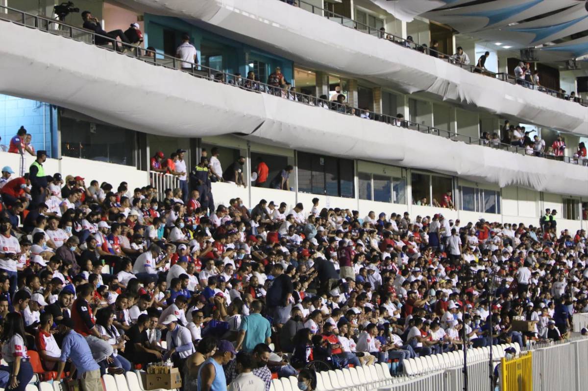 ¡Increíble llenazo! Aglomeración de aficionados a las afueras del estadio Nacional es una locura previo al Olimpia-Municipal