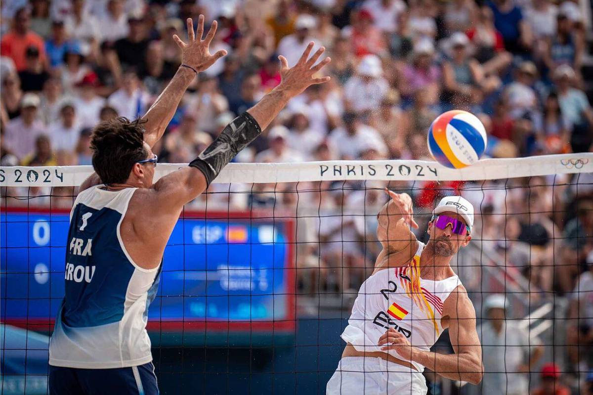 El llamativo contraste de la vestimenta en el voleibol de playa en los Juegos Olímpicos París 2024
