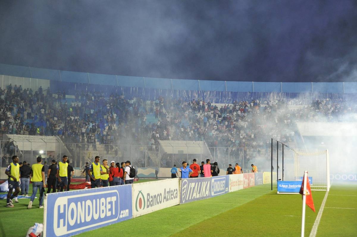 Tremendos huecos: ¡los severos daños que sufre la costosa cancha del Estadio Nacional por quema de pólvora!