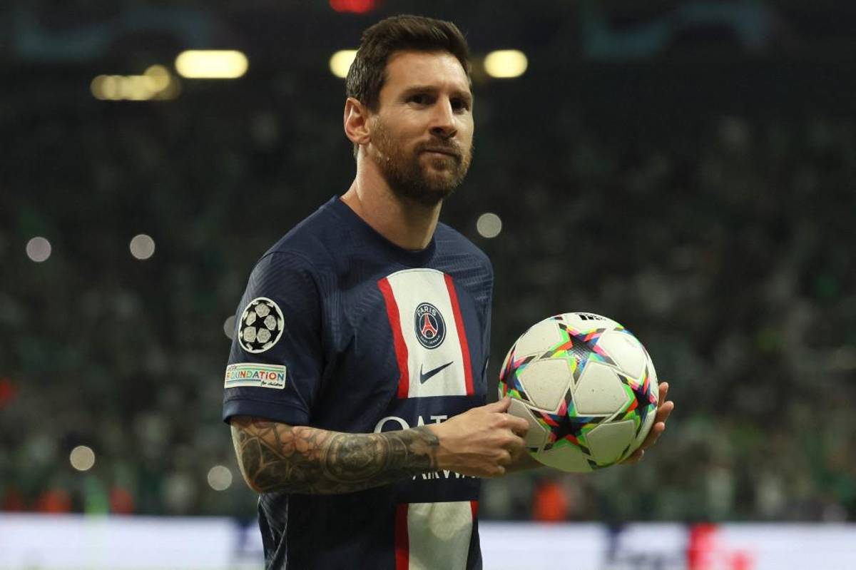 ¡Locura en Israel por Messi! Aficionado se salta al campo para abrazarlo y la reacción del argentino en el Maccabi Haifa-PSG