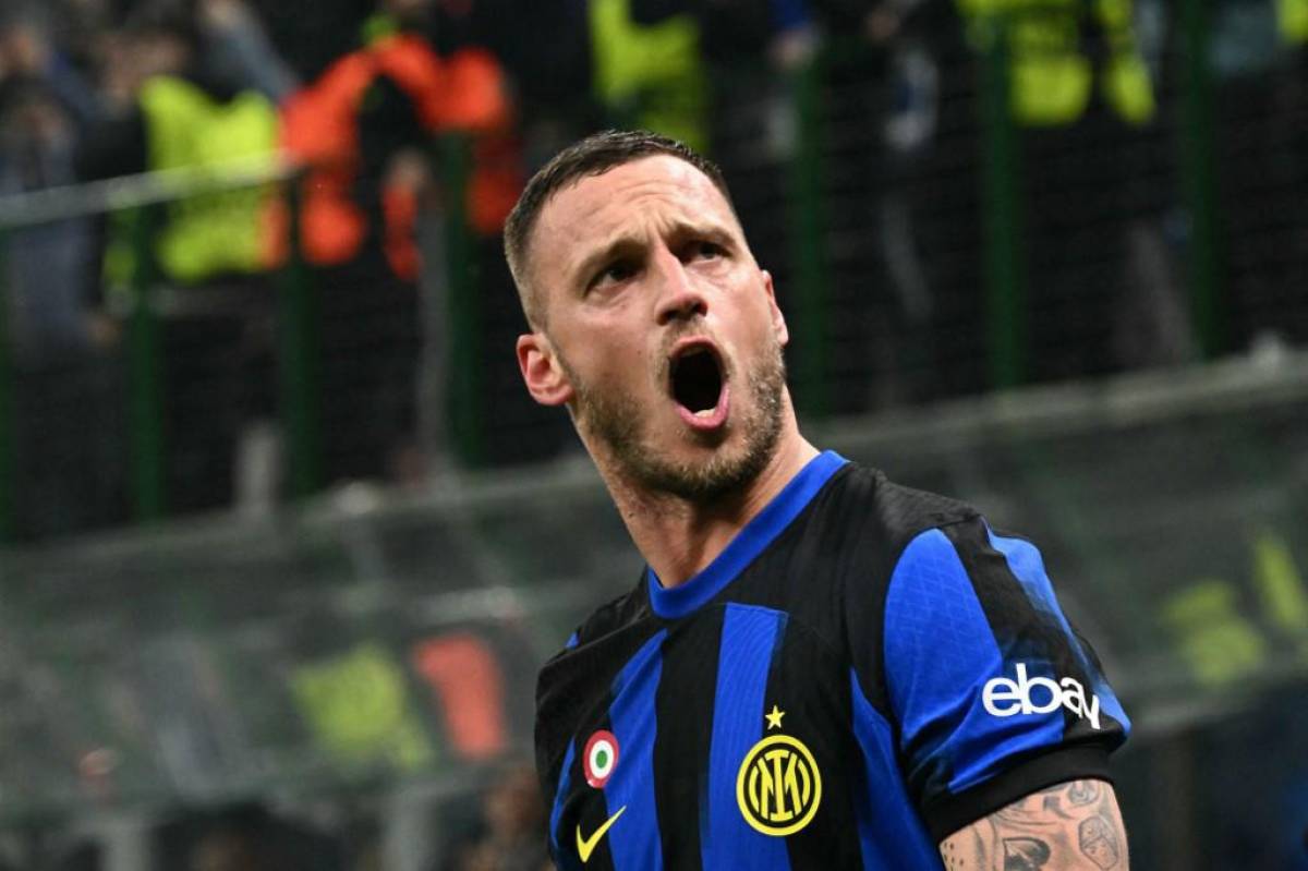 Inter Milan's Austrian forward #08 Marko Arnautovic celebrates after scoring the team's first goal during the UEFA Champions League last 16 first leg football match Inter Milan vs Atletico Madrid at the San Siro stadium in Milan on February 20, 2024. (Photo by GABRIEL BOUYS / AFP)
