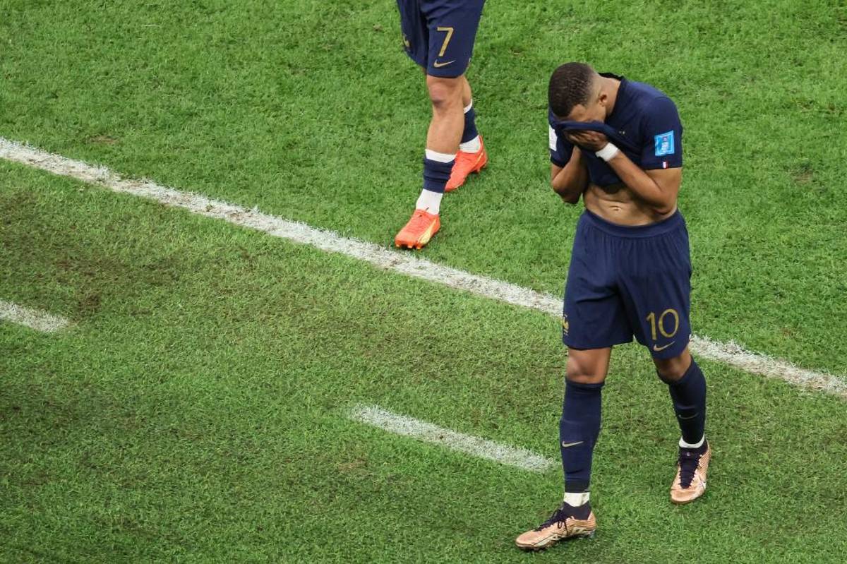 ¿Qué significa la capa que le colocó el Emir de Qatar a Messi? El polémico festejo del Dibu y un Mbappé destrozado por Argentina