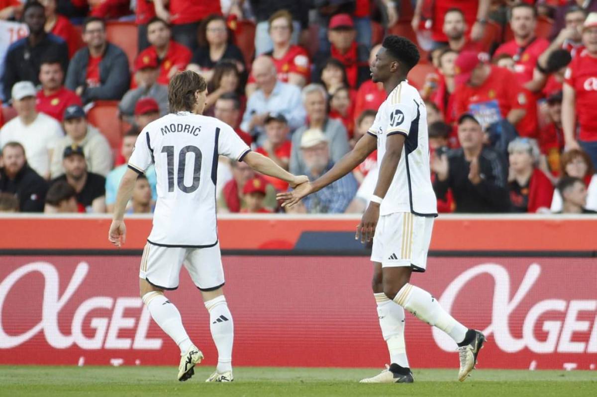 Luka Modric felicitando a Aurélien Tchouaméni por su golazo ante Mallorca en la jornada 31 de la Liga Española.