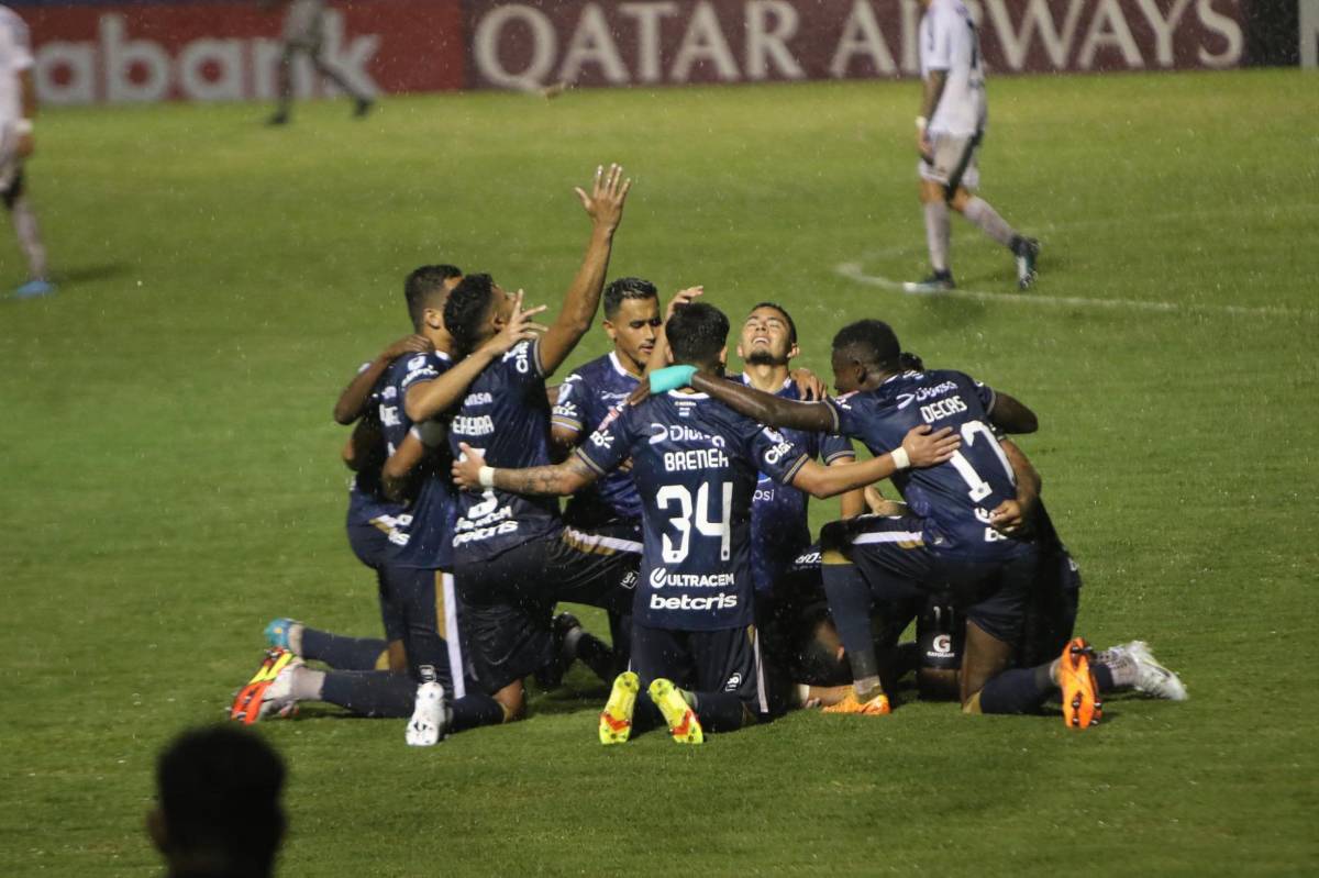 Cibao FC y su público trajeron salsa, bachata y merengue, pero en la cancha Motagua bailó sus goles al ritmo punta