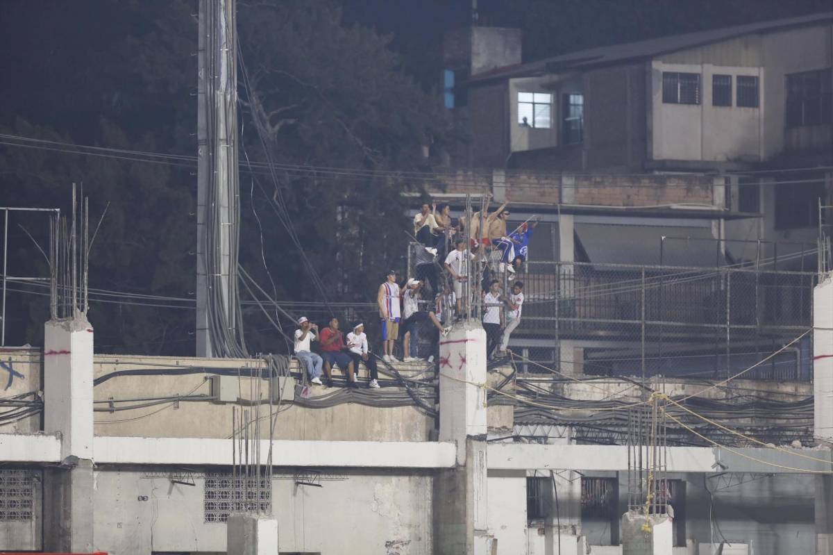 Los locos que se colaron a ver la final en el Nacional, el tremendo llenazo de Olimpia y tristeza de Marathón; invitado especial