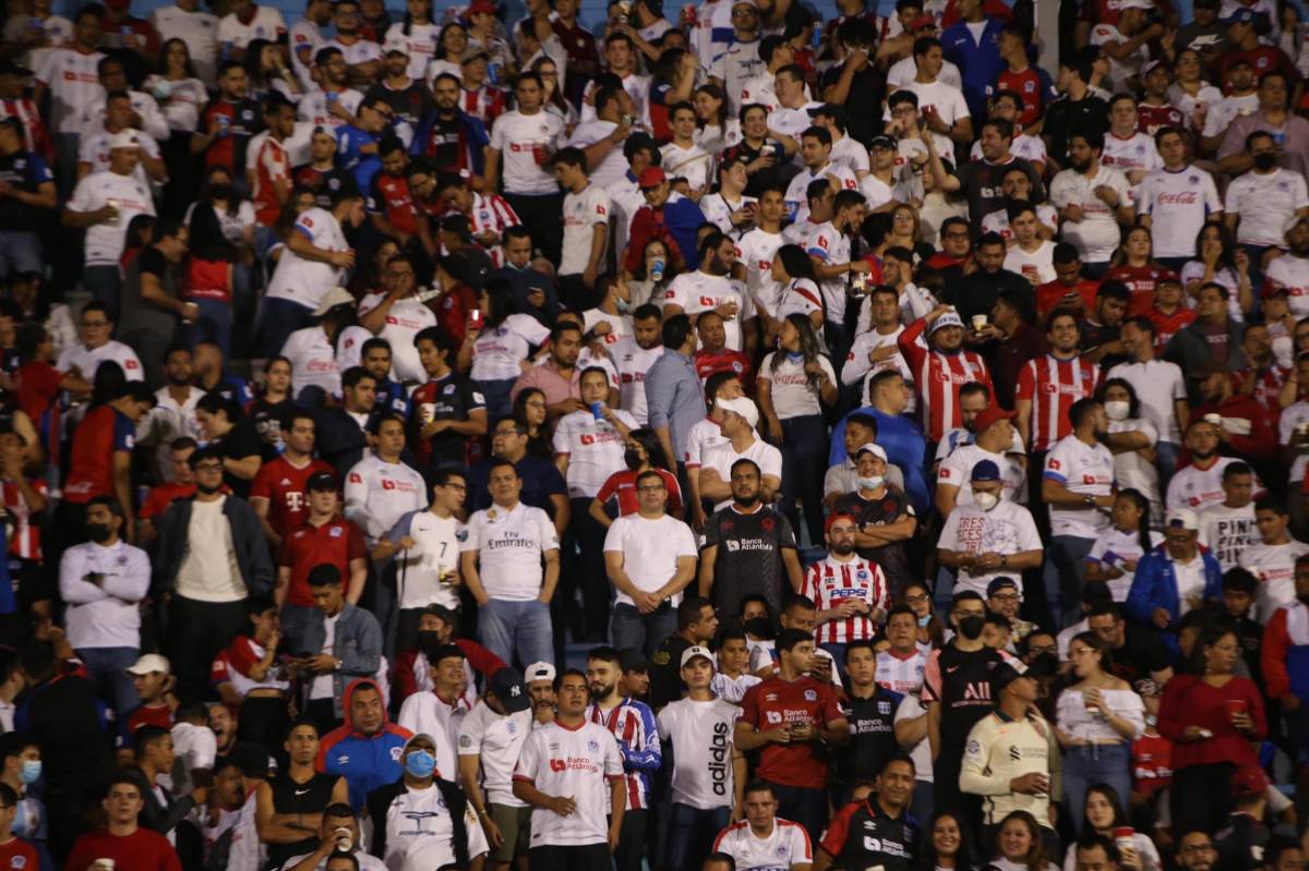 ¡Increíble llenazo! Aglomeración de aficionados a las afueras del estadio Nacional es una locura previo al Olimpia-Municipal