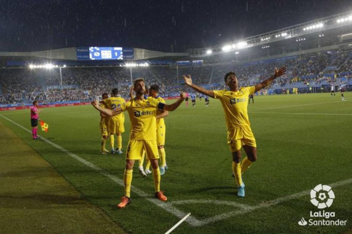 Pone en alto la bandera de Honduras y le dan tremendo beso: Así celebró el Choco Lozano la salvación del Cádiz en la Liga Española