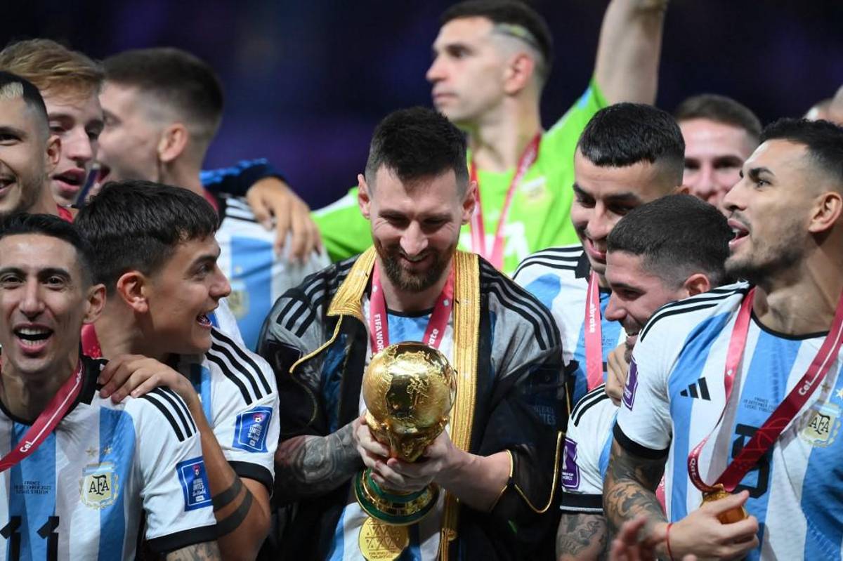 ¿Qué significa la capa que le colocó el Emir de Qatar a Messi? El polémico festejo del Dibu y un Mbappé destrozado por Argentina