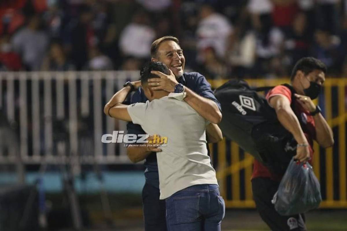 Hernán Medina celebrando la clasificación a la final junto a Diego Rodríguez en el Estadio Chelato Uclés.