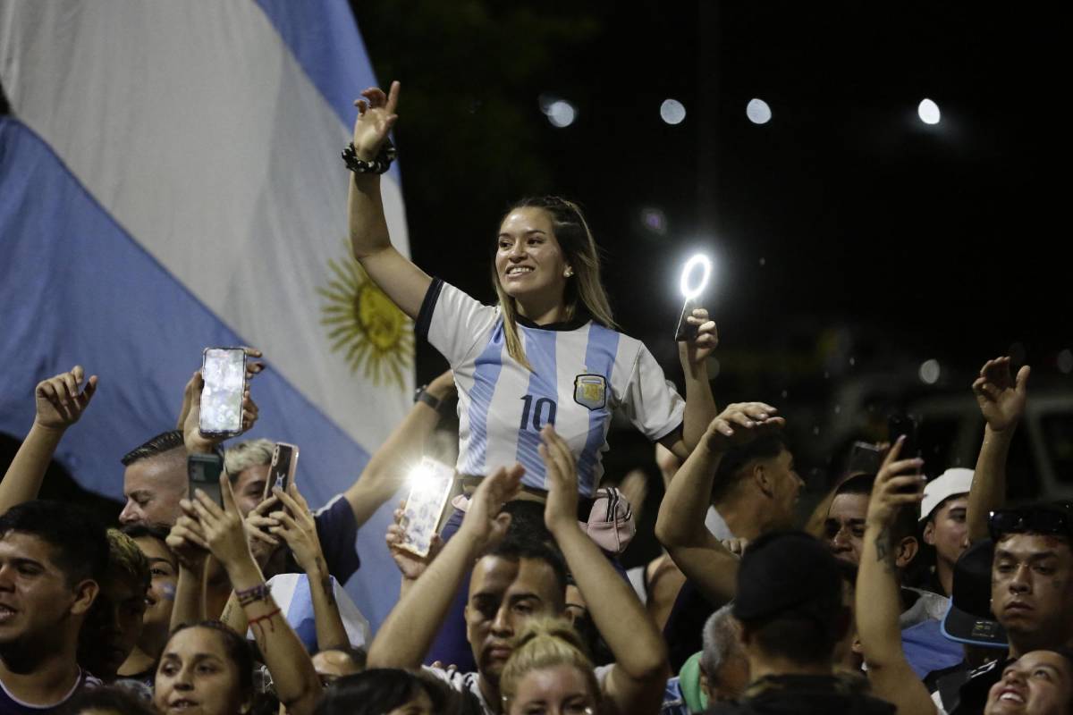 La copa está en casa: El espectacular recibimiento en Argentina a Messi y los campeones del Mundo