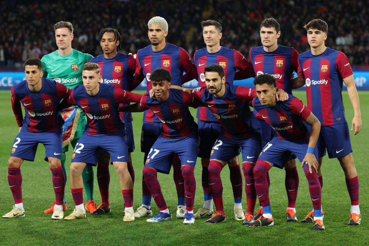 La eufórica celebración del Barcelona y Xavi por volver a cuartos de la Champions y el corte que sufrió Ronald Araújo