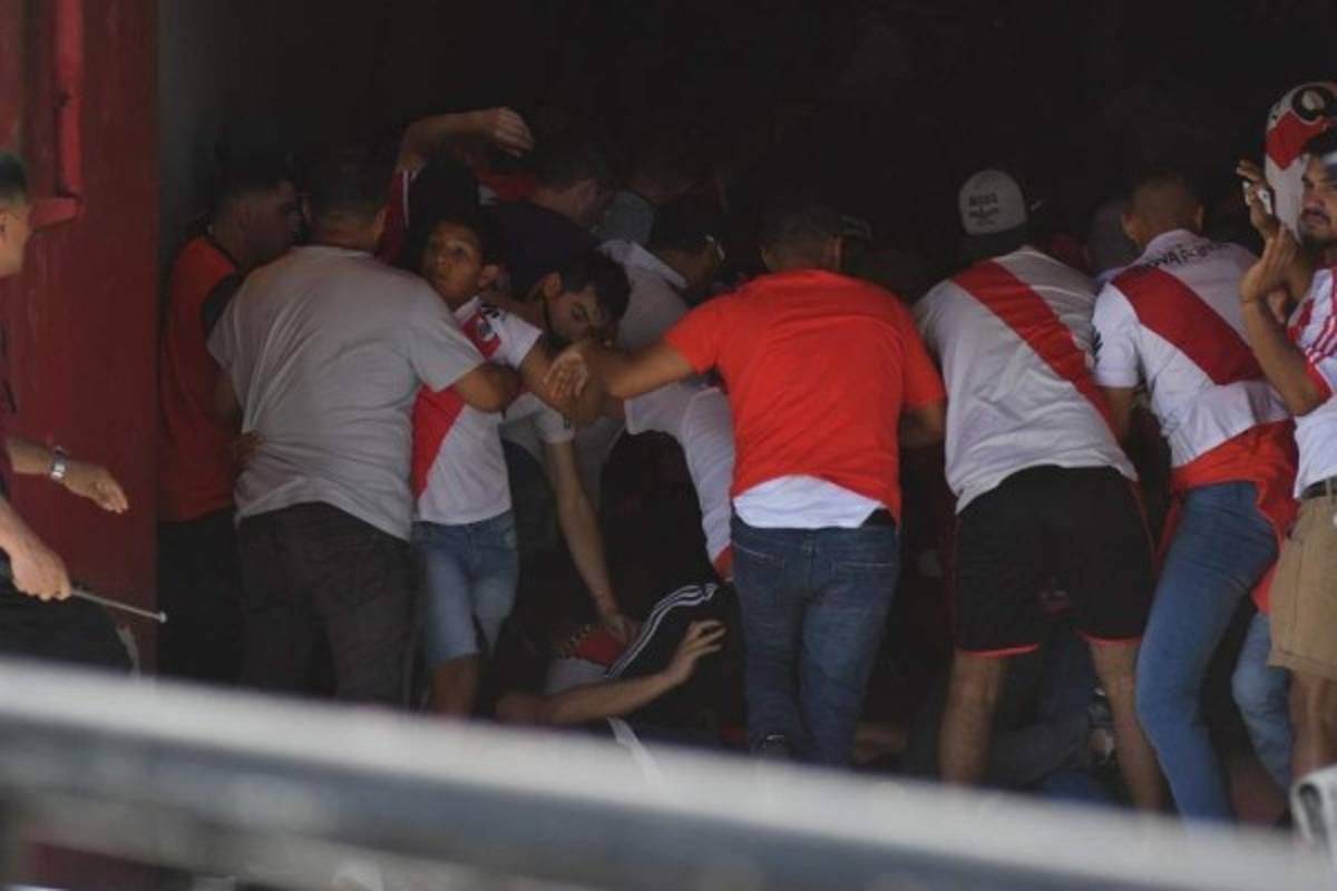 ¡Relajo tras relajo! Nuevos incidentes en las afueras del Estadio Monumental