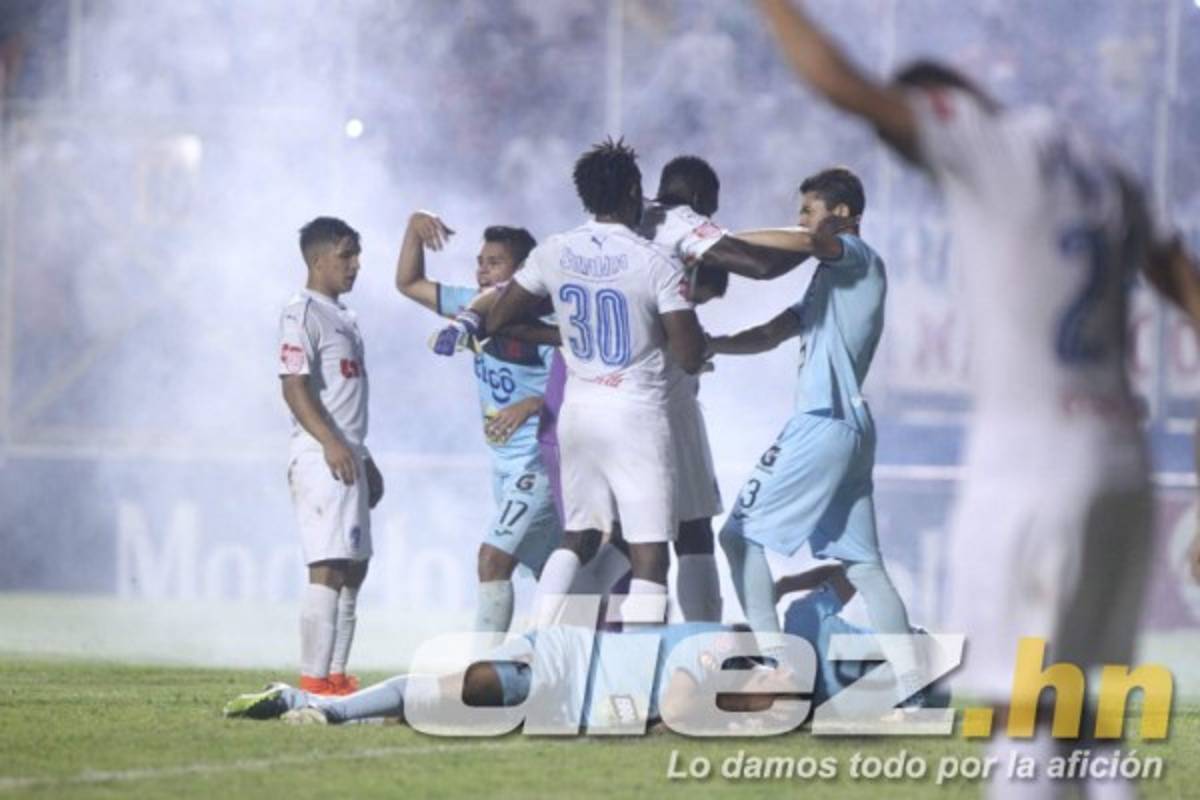 NO VISTE EN TV: El festejo del Olimpia y la bengala en el césped  