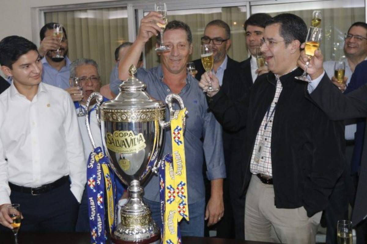 La directiva del Olimpia junto al cuerpo tÃ©cnico comandado por Pedro Troglio, llevÃ³ a cabo esta noche el brindis