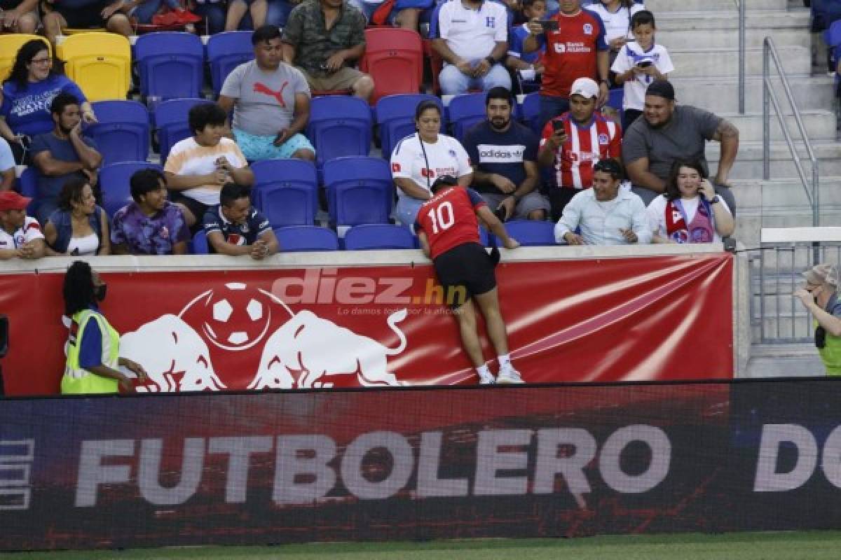 No se vio por TV: Peleas, arrestos, el espontáneo, el 'colado' en celebración de Motagua y la belleza de Elexa Bahr