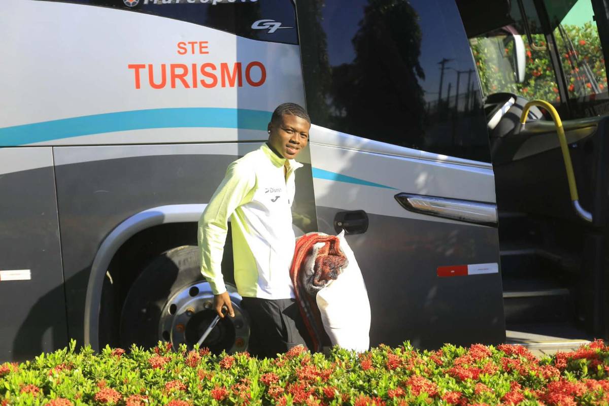 Marathón sale rumbo a Tegucigalpa: El jugador con la biblia en mano, otro con tablet y todos los cachivaches de Rubilio