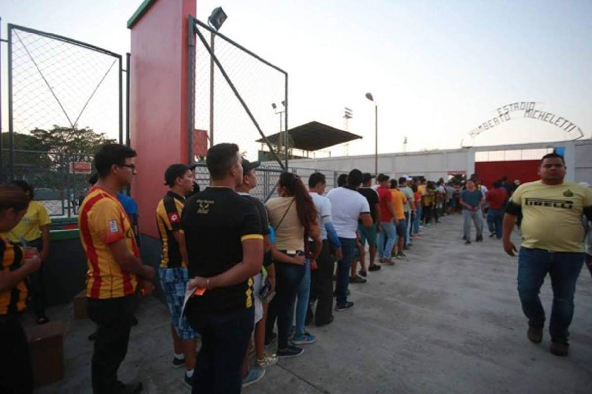 ¡NO SE VIO EN TV! El llenazo en El Progreso y el curioso festejo del' Chino'