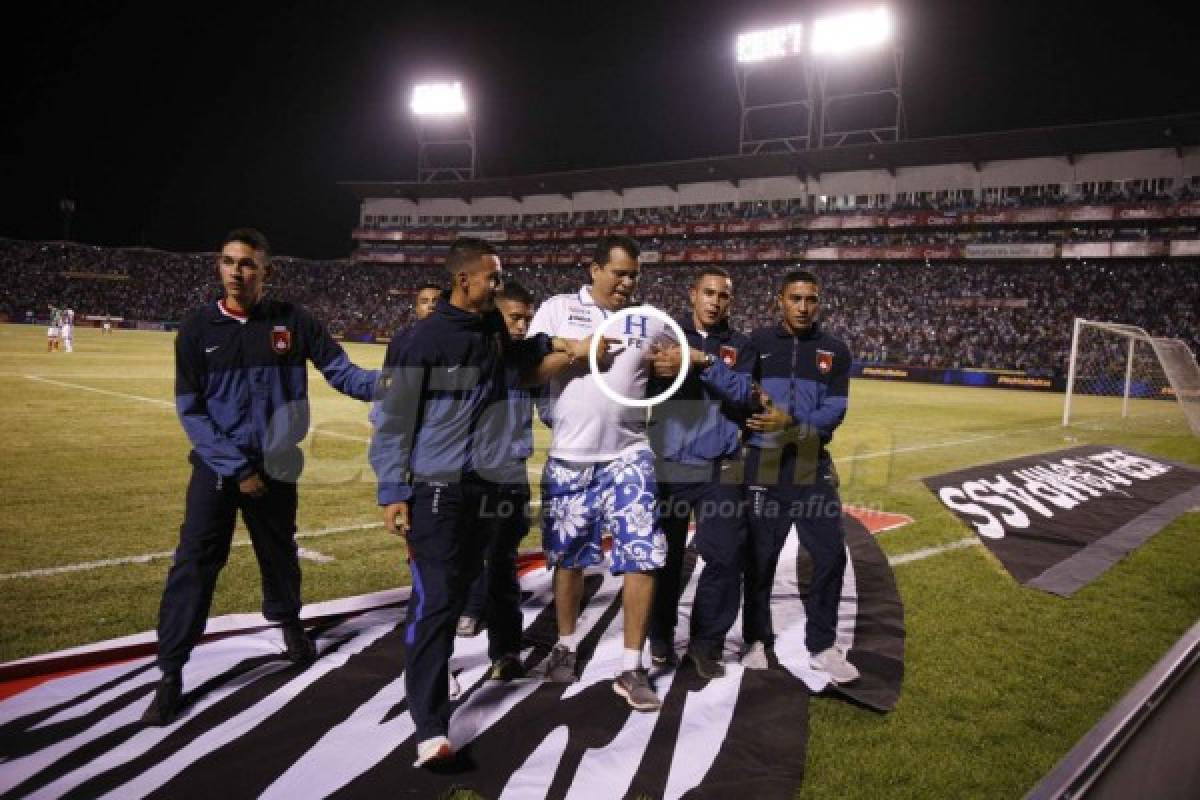 CURIOSAS: Espontáneos en el estadio Olímpico y flores para México