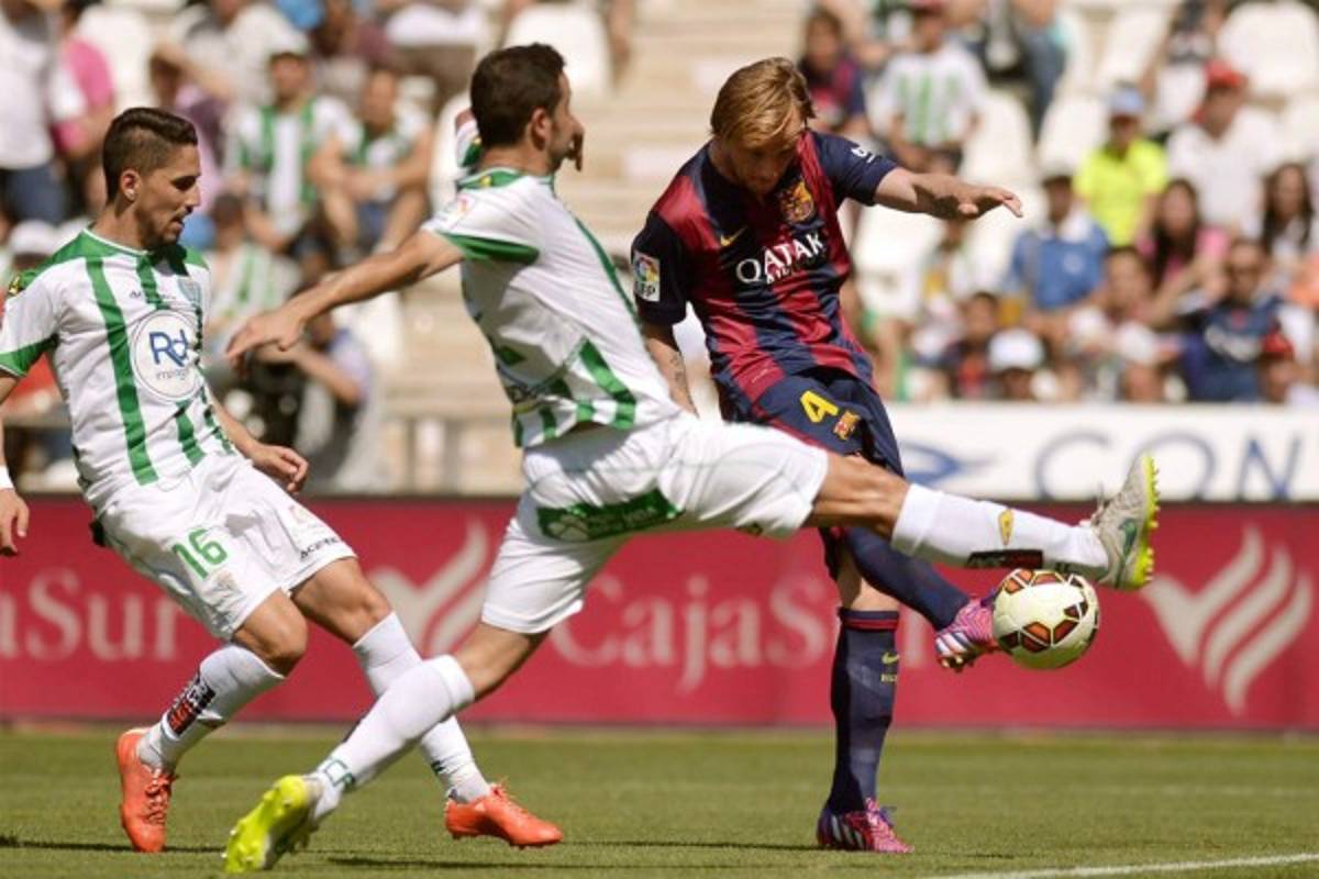 Barcelona demolió por 8 a 0 al Córdoba y se aferra al título .