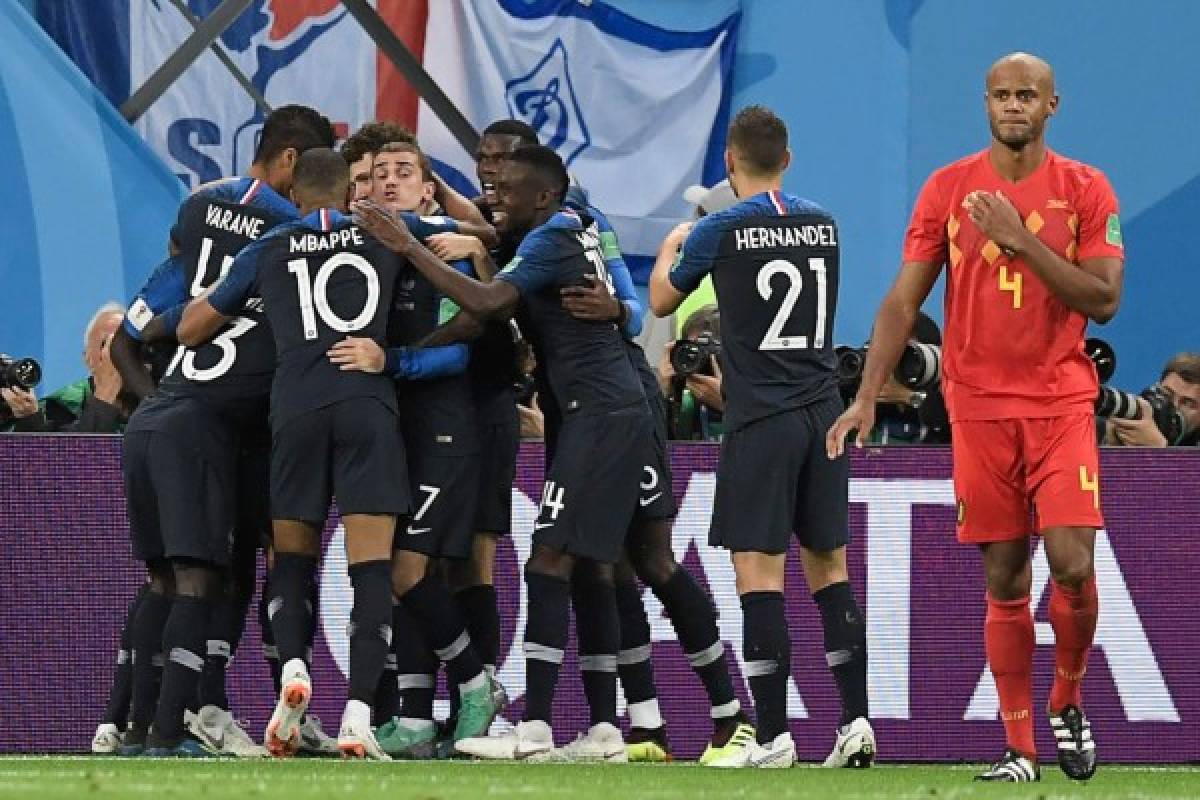 France's players celebrate their opening goal during the Russia 2018 World Cup semi-final football match between France and Belgium at the Saint Petersburg Stadium in Saint Petersburg on July 10, 2018. / AFP PHOTO / GABRIEL BOUYS / RESTRICTED TO EDITORIAL USE - NO MOBILE PUSH ALERTS/DOWNLOADS