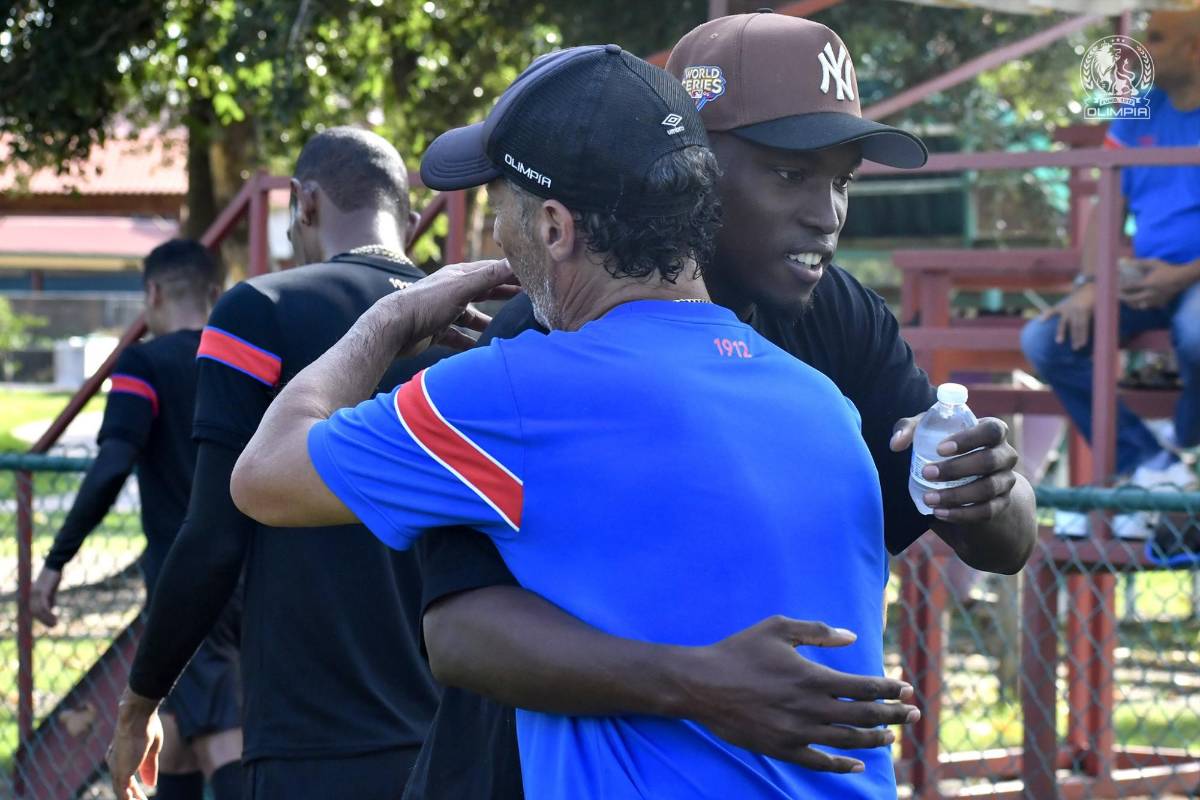 Una visita especial y se fue con regalo: Alberth Elis sorprende a los jugadores del Olimpia en Houston, Estados Unidos