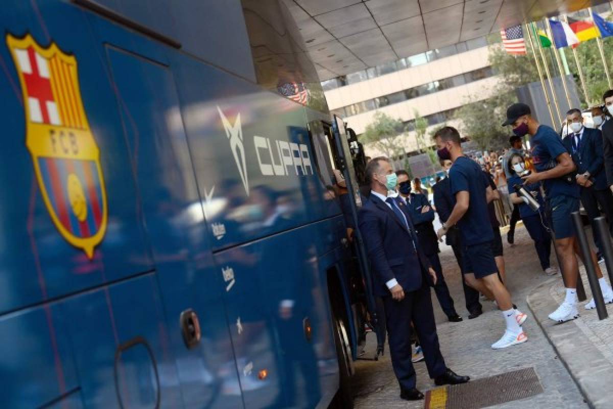 Barcelona's players leave the hotel for the stadium in Lisbon on August 14, 2020 ahead of the Champions League quarter-final football match between FC Barcelona and Bayern Munich. (Photo by LLUIS GENE / AFP)