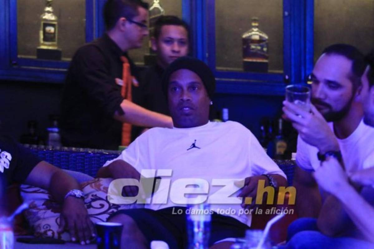 EN FOTOS: Así vivió Ronaldinho el clásico Barcelona-Real Madrid en Honduras