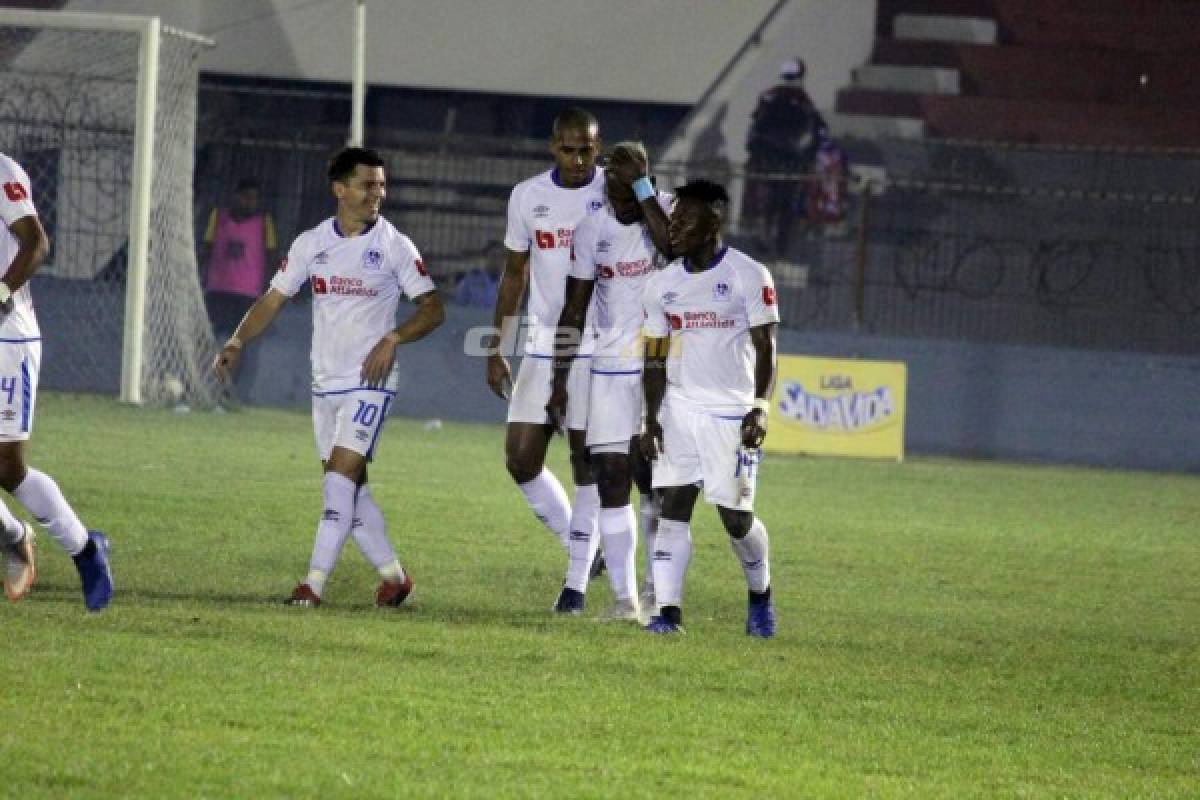 Beckeles pide perdón en La Ceiba, apagón en la Liga y legionario luce a su bella novia