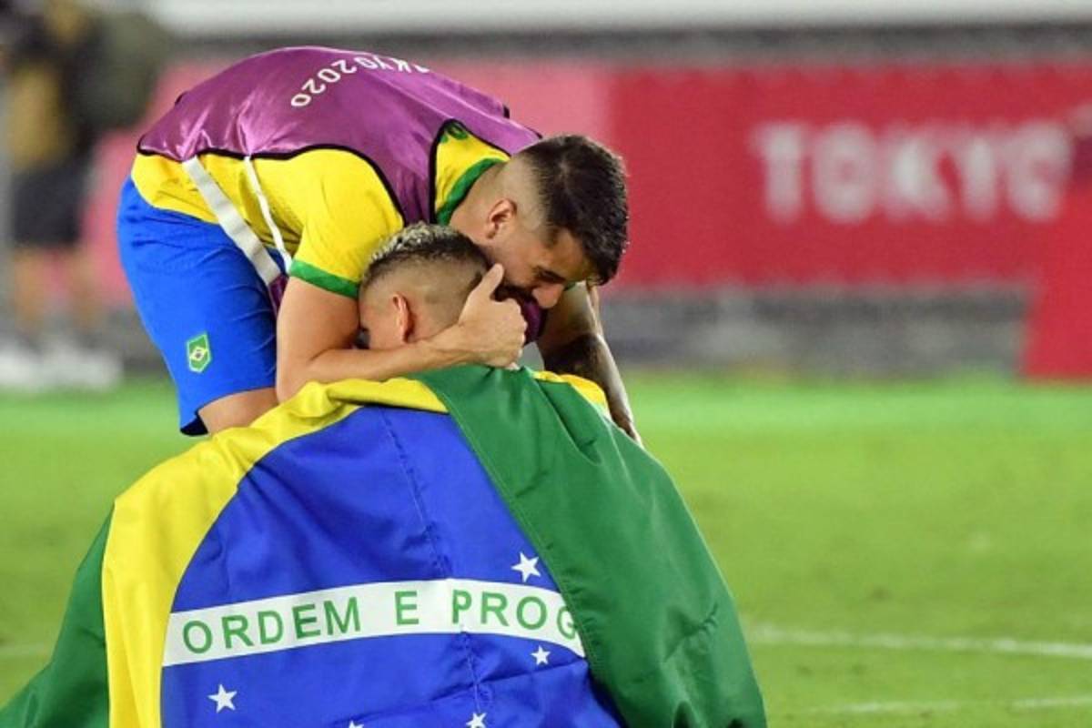 No se vio en TV: La emotiva imagen de Dani Alves, el llanto de los españoles y el festejo de Brasil