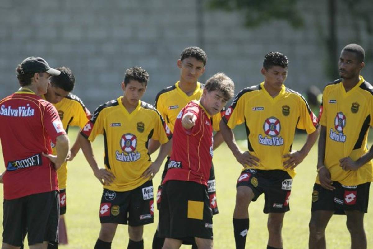 Espectacular recibimiento a Rayados, exDT del Real España homenajeado en el BBVA Bancomer
