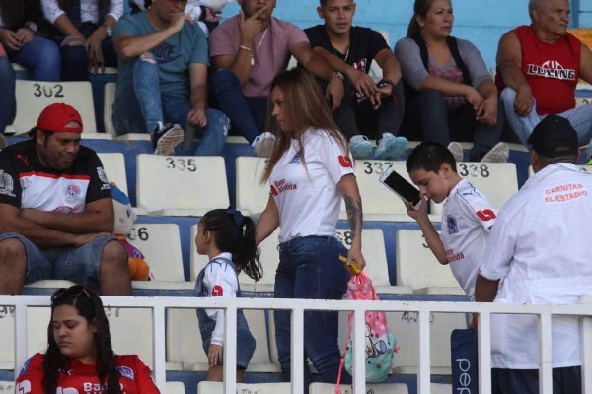 ¿QUIÉN ES? La sexy mujer que puso de cabeza el estadio Nacional... ¡todos la miraban!