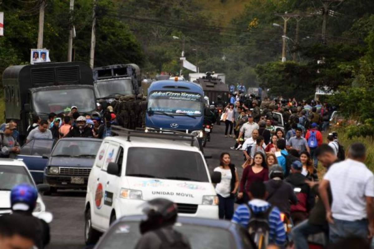 Supporters of opposition candidate Salvador Nasralla set up barricades to block Tegucigalpa's east accesses during protests on December 7, 2017.Supporters of President Juan Orlando Hernandez were preparing for a public show of support Thursday, as his rival Salvador Nasralla called for foreign help in a presidential vote recount amid widespread claims of rigging. The Central American nation of 10 million has plunged into uncertainty punctuated with clashes since the November 26 election pitting Hernandez against leftwing former TV presenter Nasralla, with both sides claiming victory. / AFP PHOTO / ORLANDO SIERRA