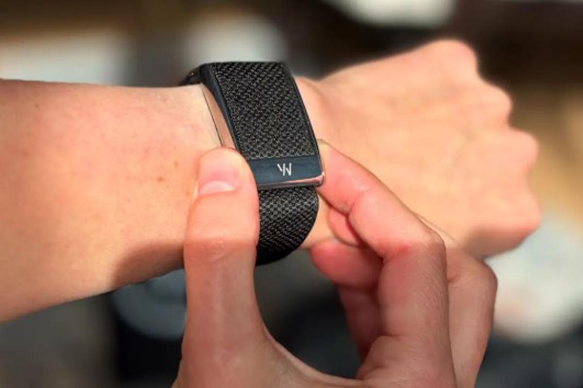 El Whoop es famoso por no tener pantalla y centrarse exclusivamente en la recopilación de datos biométricos para optimizar el rendimiento y la recuperación.