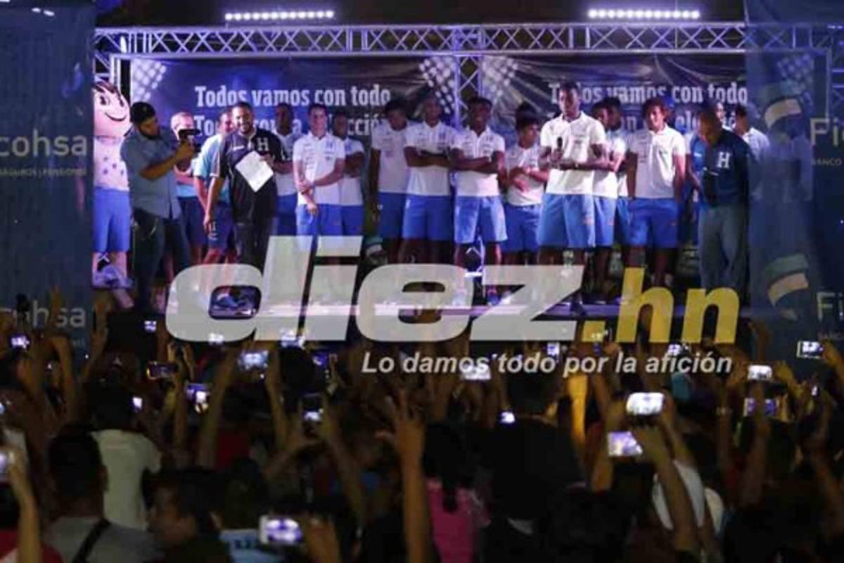 FOTOS EN CHOLOMA: El baile de Pinto, la selfie de Costly y el hombre vestido de mujer