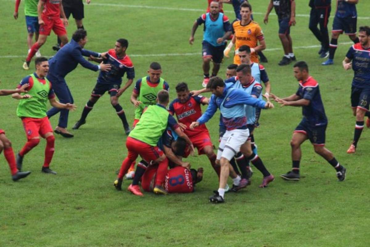 La pelea salvaje entre jugadores del Municipal y Xelajú en Guatemala; hubo ocho expulsados