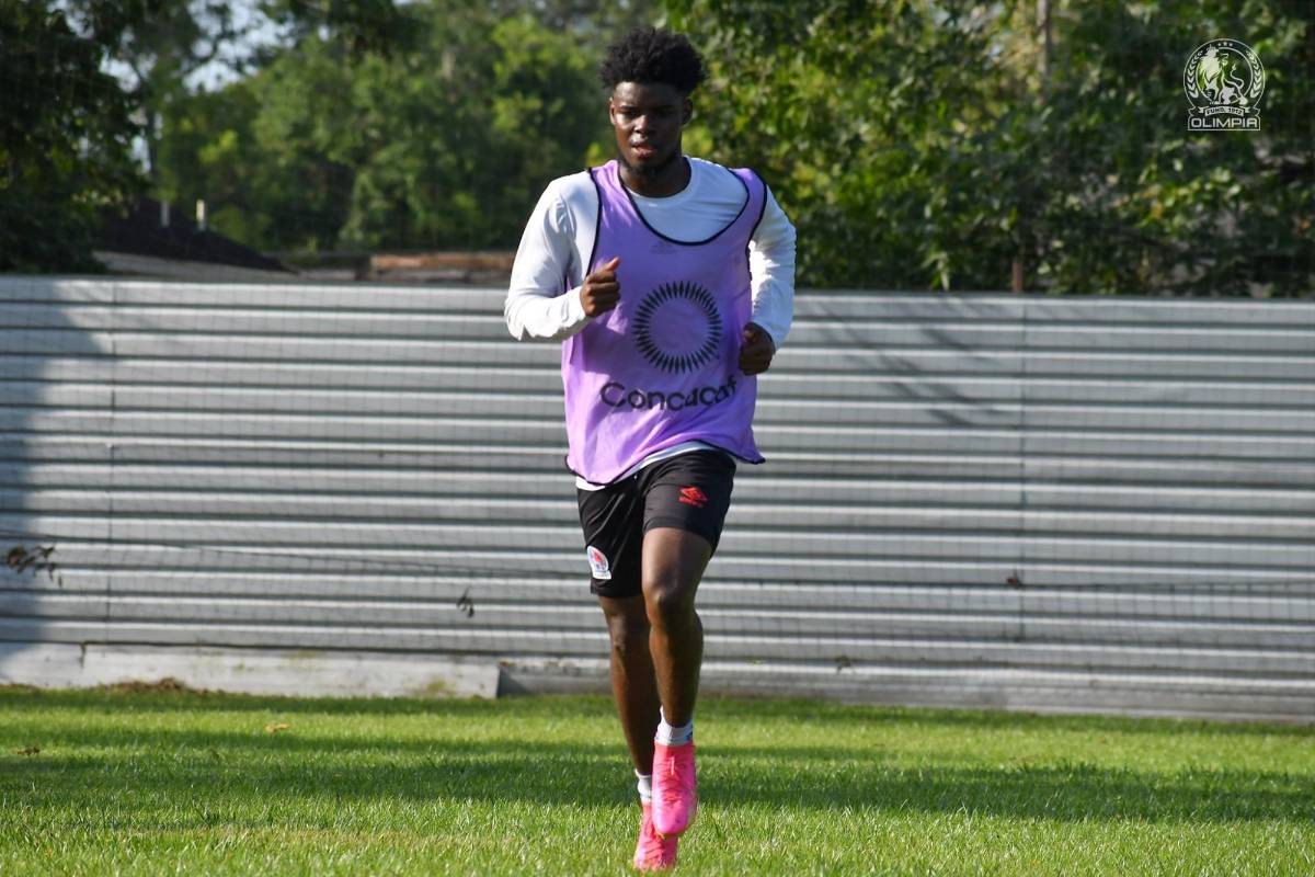Una visita especial y se fue con regalo: Alberth Elis sorprende a los jugadores del Olimpia en Houston, Estados Unidos