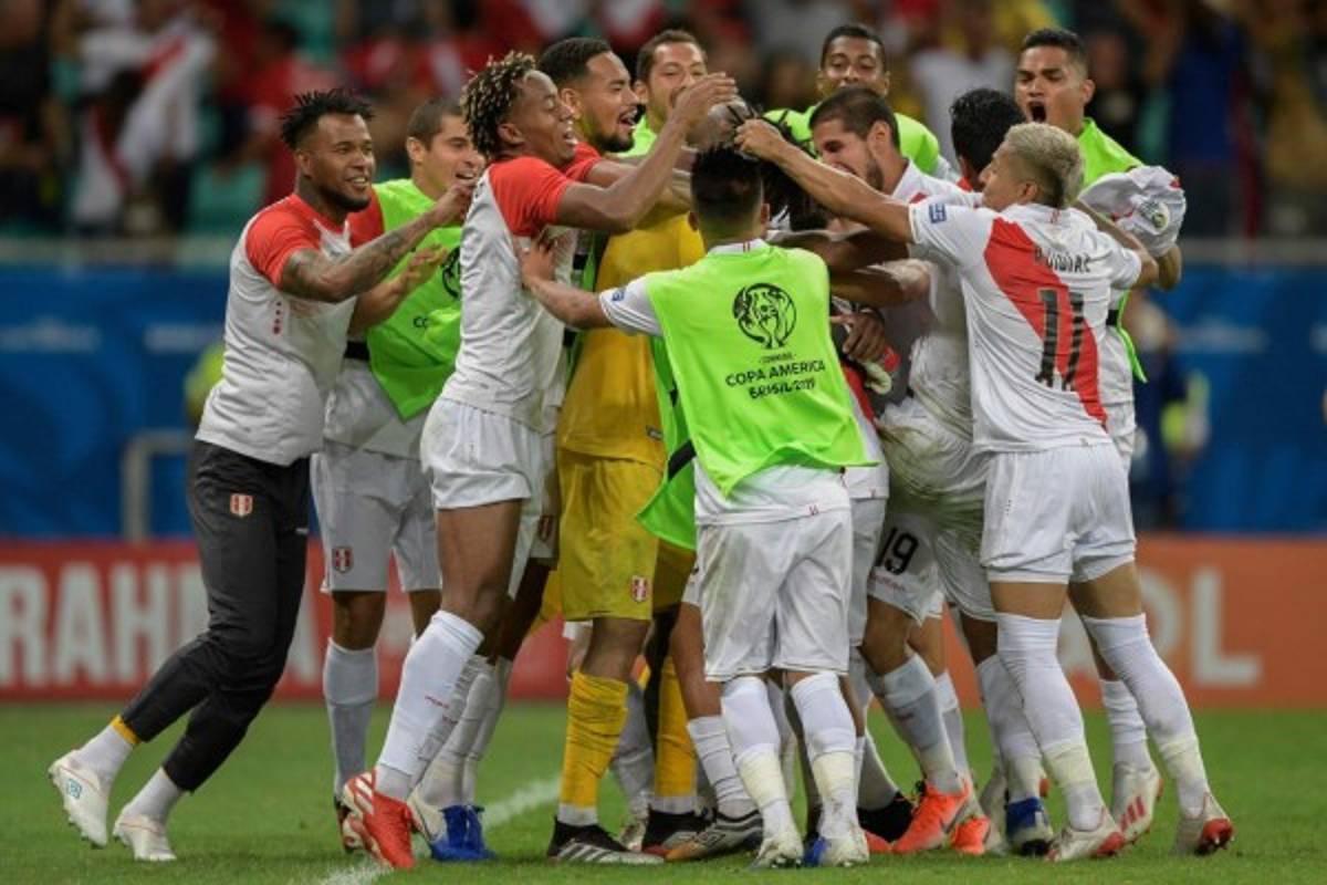 NO VISTE EN TV: Suárez llora y el 'besote' de Paolo Guerrero en el Perú-Uruguay