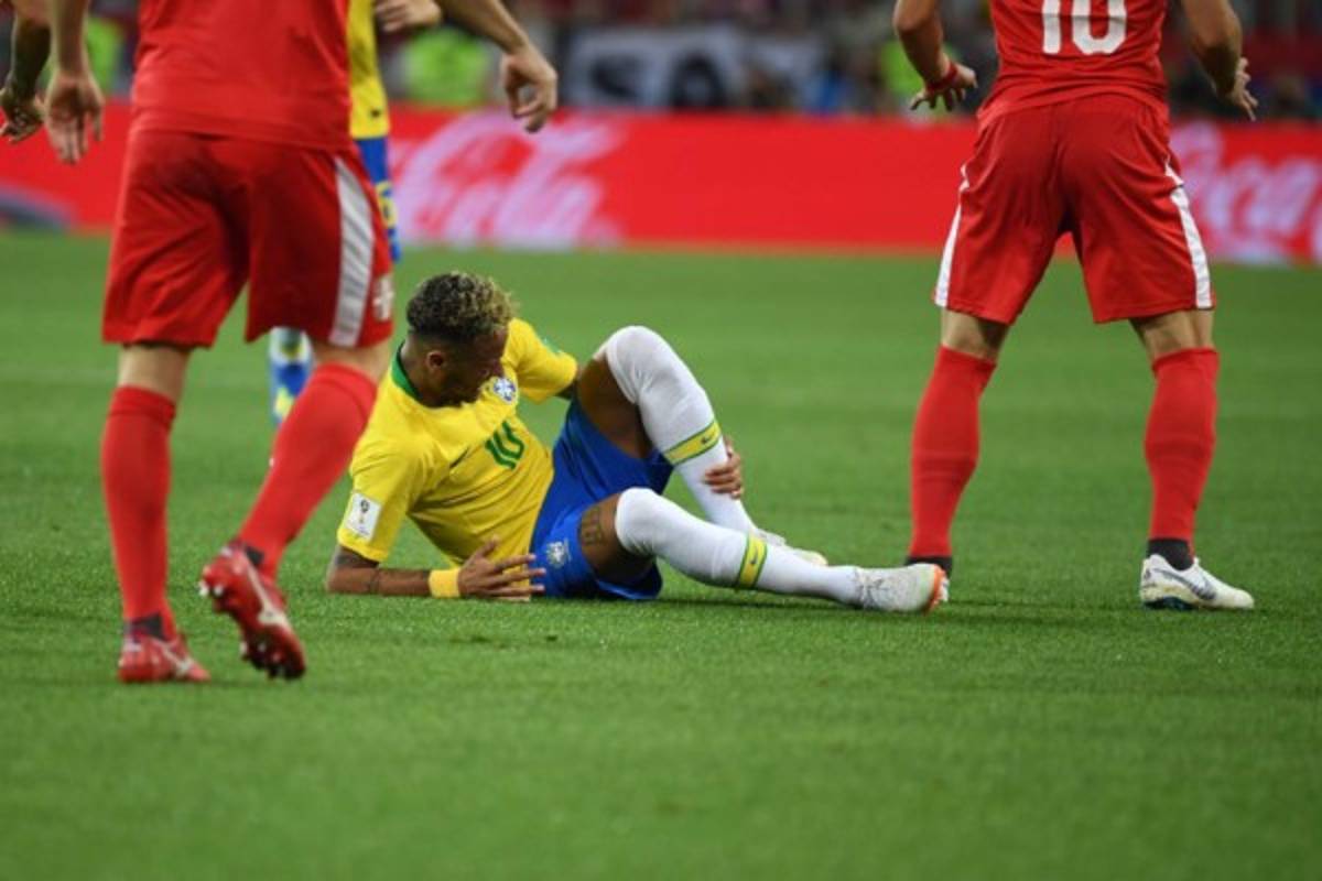 CURIOSO: El show de Neymar, jugador queda 'desnudo' y ¡pelea en las gradas!