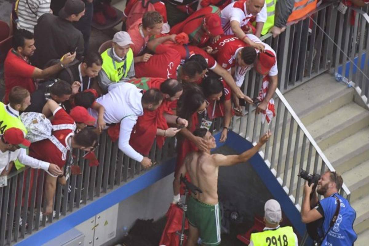 Destrozados: Las desgarradoras imágenes de marroquíes en Rusia y la felicidad de Cristiano