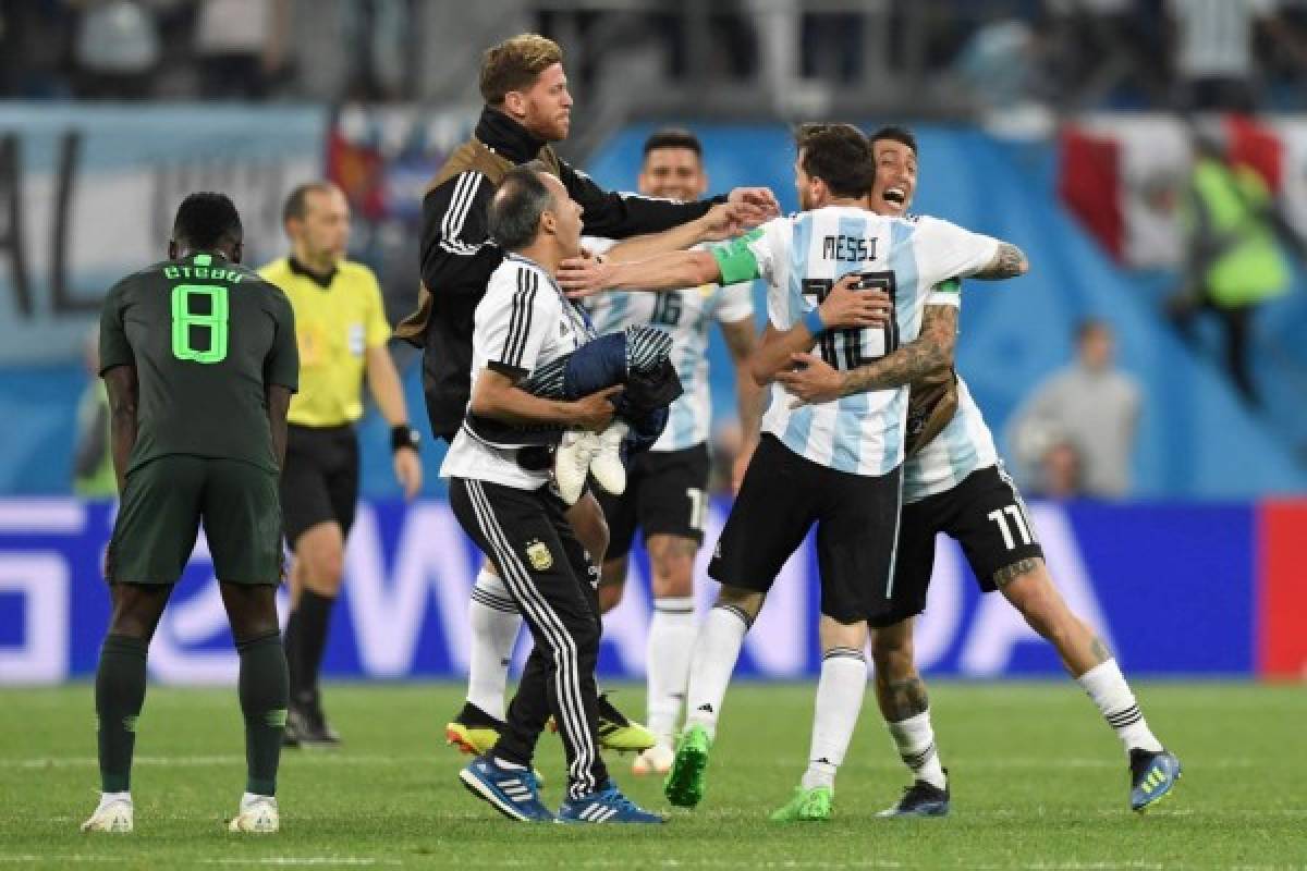 Argentina's forward Lionel Messi (#10) celebrates with teammates after victory during the Russia 2018 World Cup Group D football match between Nigeria and Argentina at the Saint Petersburg Stadium in Saint Petersburg on June 26, 2018. / AFP PHOTO / GABRIEL BOUYS / RESTRICTED TO EDITORIAL USE - NO MOBILE PUSH ALERTS/DOWNLOADS