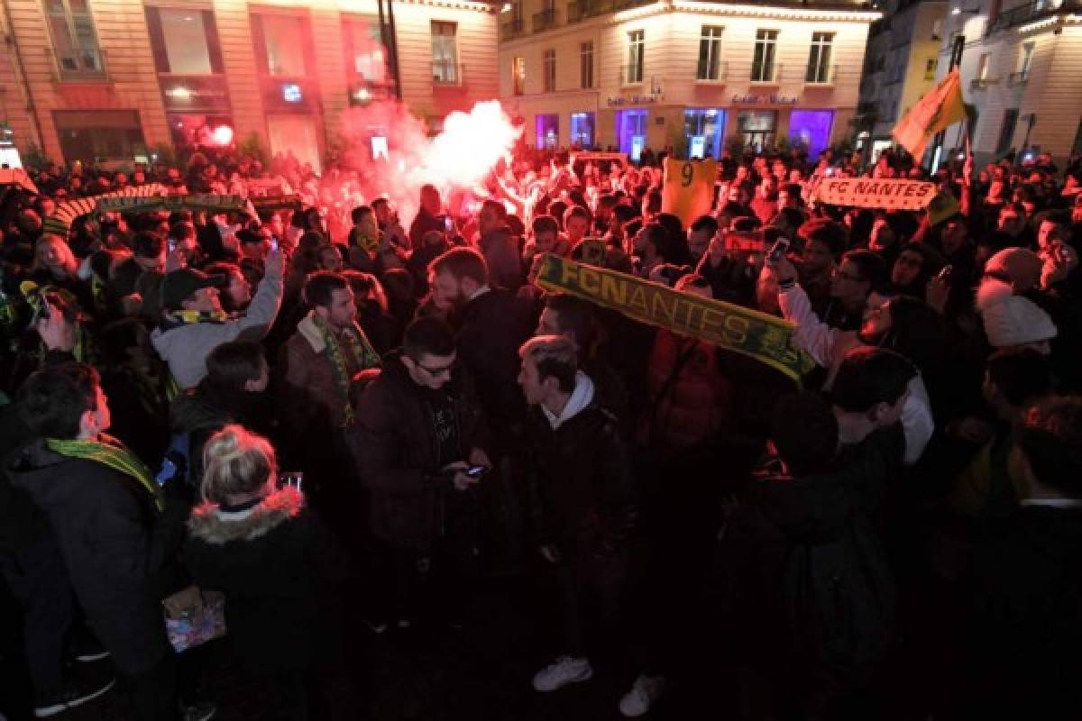 Llanto y oraciones: Conmovedor homenaje a Emiliano Sala por parte de los hinchas del Nantes