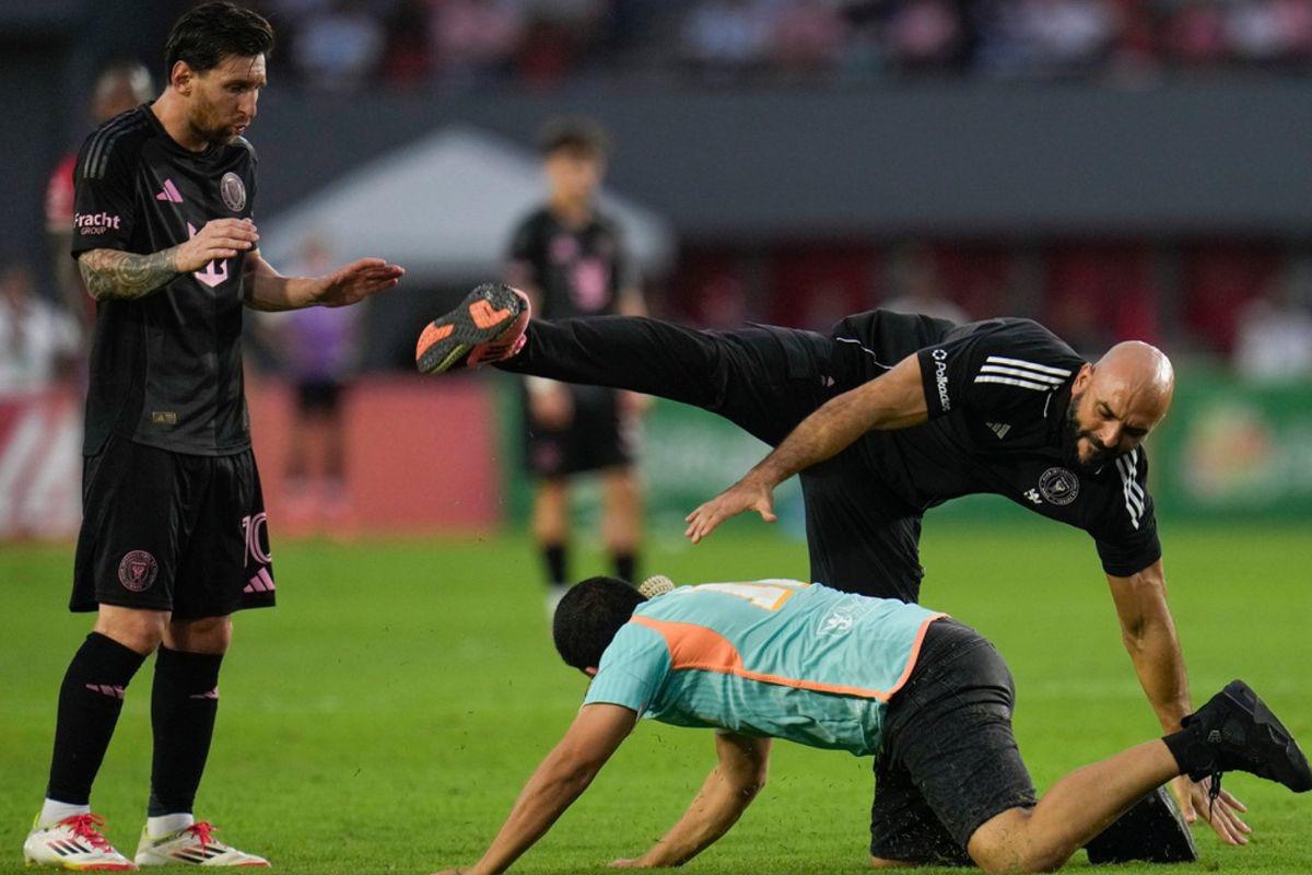 Yassine Cheuko fue derribado por un aficionado en Panamá que intentó saludar a Messi.