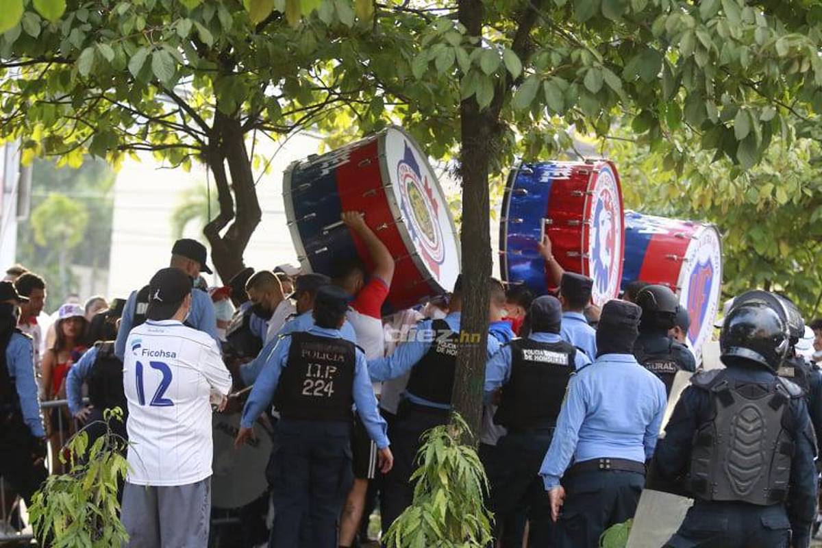 Estrictos controles de seguridad y banderazo: Así se vive la previa del clásico Olimpia - Motagua en el estadio Morazán