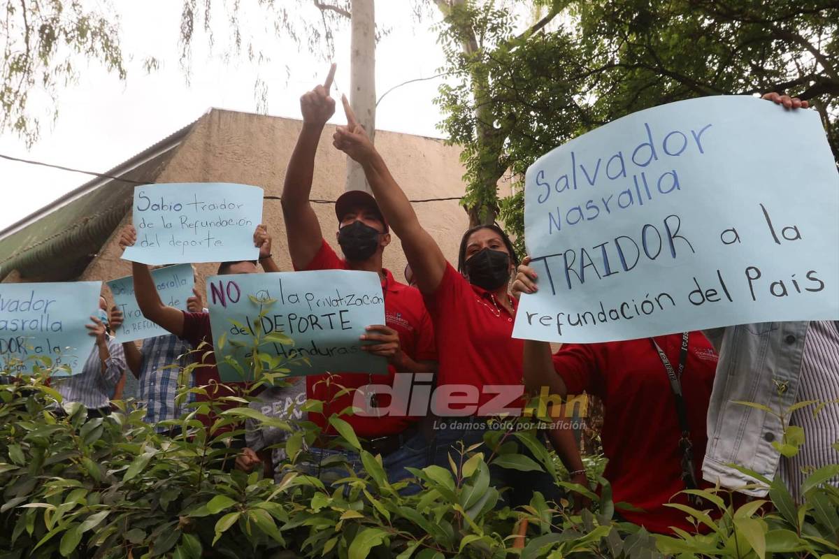 ¡Zafarrancho en la Villa Olímpica! Simpatizantes y empleados sacan corriendo a Salvador Nasralla y lo llaman ‘‘traidor’’